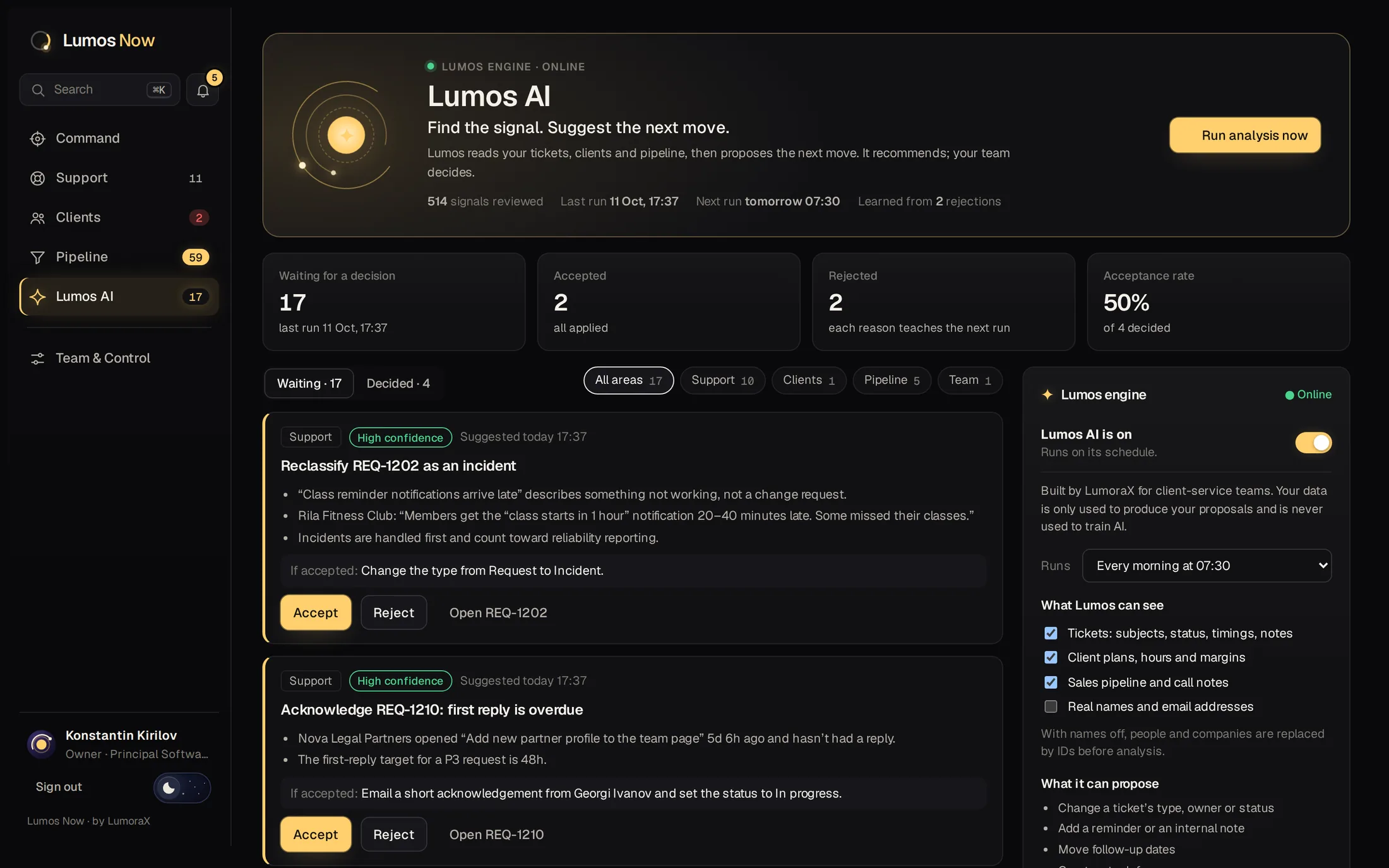 Предложения от Lumos AI, които чакат член на екипа да ги приеме или откаже (тъмна тема)