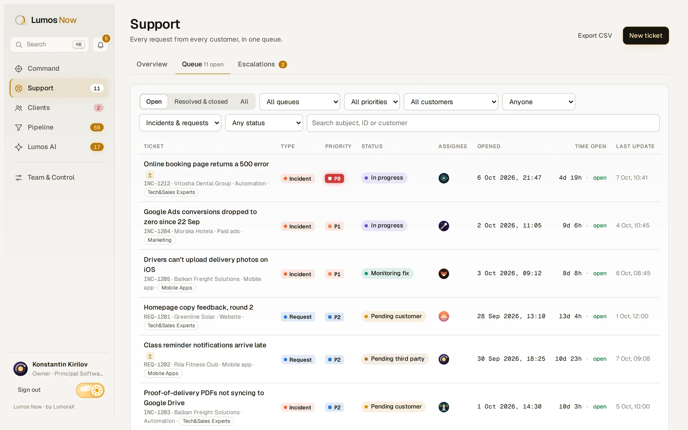 Поддръжката в Lumos Now: тикети в опашките на екипите, с номера REQ и INC и филтри